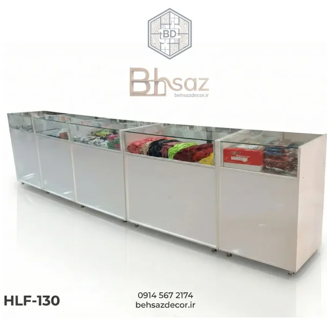 یز پیشخوان و ویترین شیشه‌ای ام دی اف سفید مدل HLF-130 چیده شده کنار هم مناسب مغازه پوشاک و بدلیجات